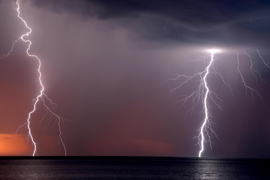 lightning-strikes-the-water-off-hallett-cove-data